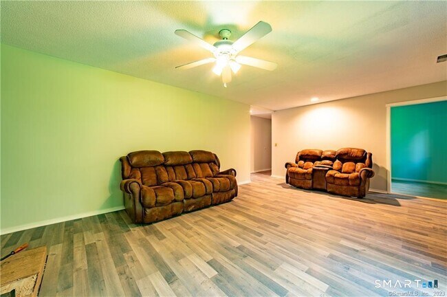 Building Photo - 140 Woodvale Dr