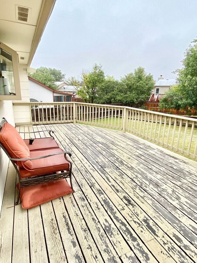 Building Photo - Large 4 Bedroom/2 Bath Bi-Level Home with ...