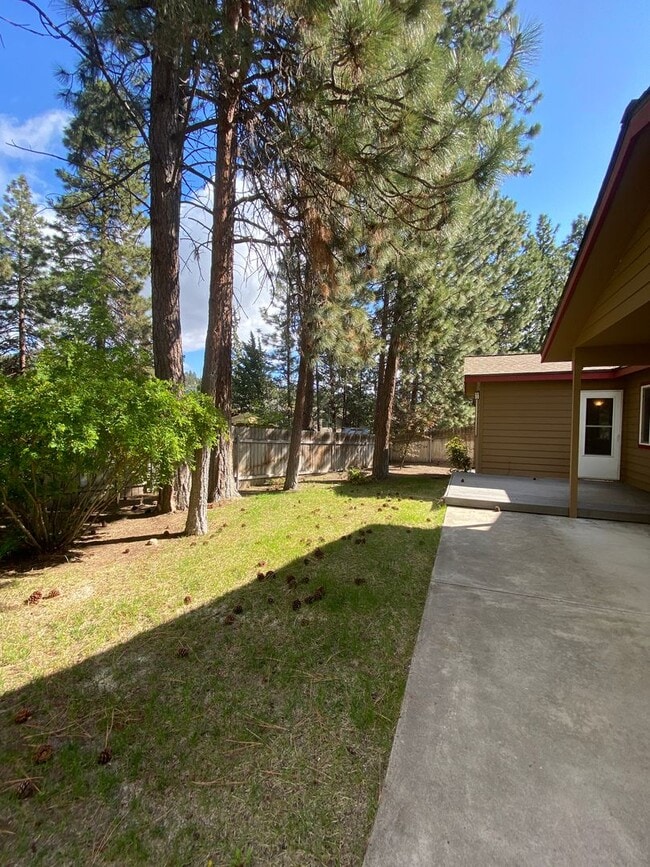Building Photo - Spacious 2 Bedroom + office! Large yard!  ...