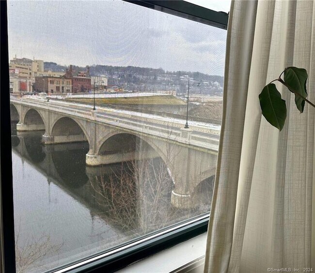 Building Photo - 145 Canal St E