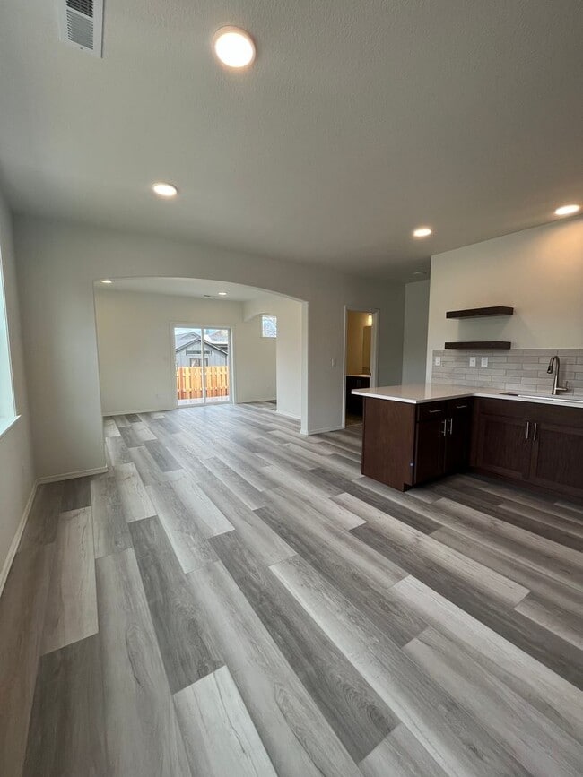 Building Photo - 3-Bedroom 2.5-Bathroom Townhouse in Friendly Neighborhood