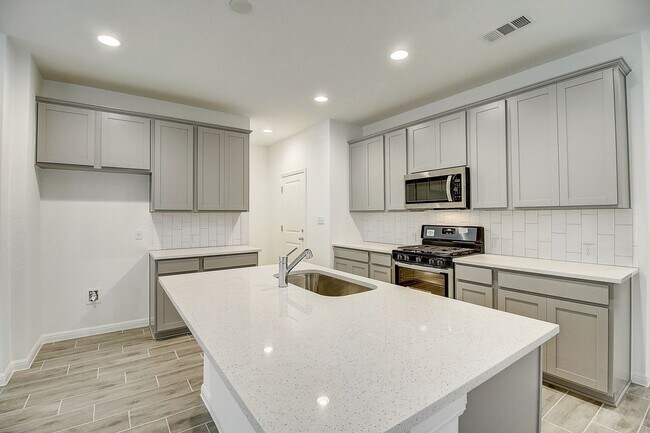 Building Photo - 117 Lacey Oak Lp