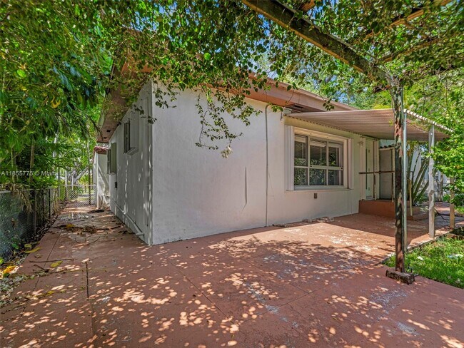 Building Photo - 4850 SW 5th Terrace