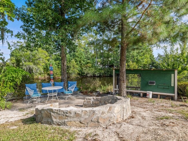 Building Photo - Beauty by the Water!