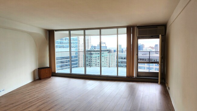 Building Photo - 300 N State St