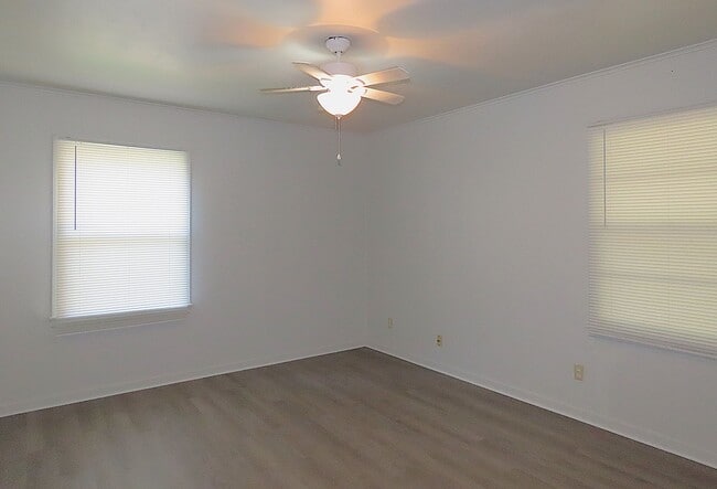 Building Photo - Lindale ISD, Spacious 3 Bedroom, 1 Bath House