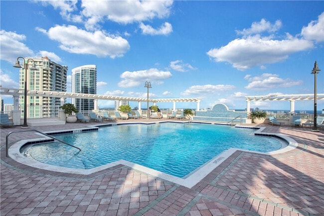 Building Photo - 511 SE 5 Ave