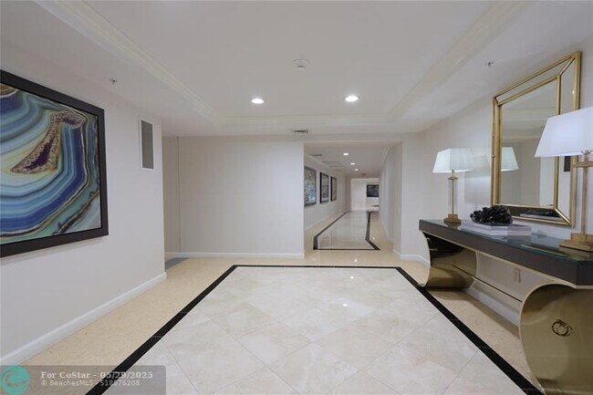 Building Photo - 411 N New River Dr E