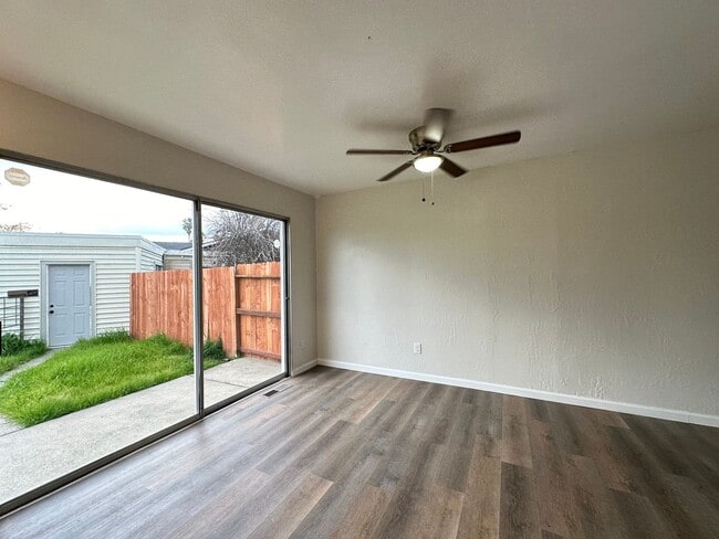 Building Photo - Upgraded Corner Townhouse - 2 bed/1.5 bath