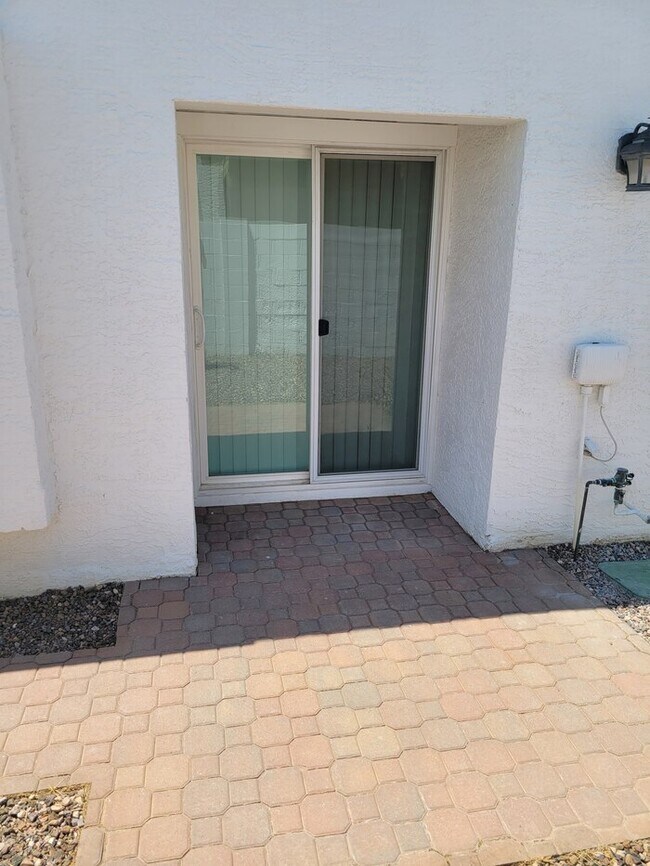 Building Photo - Great North Phoenix 2/2 with all new floor...