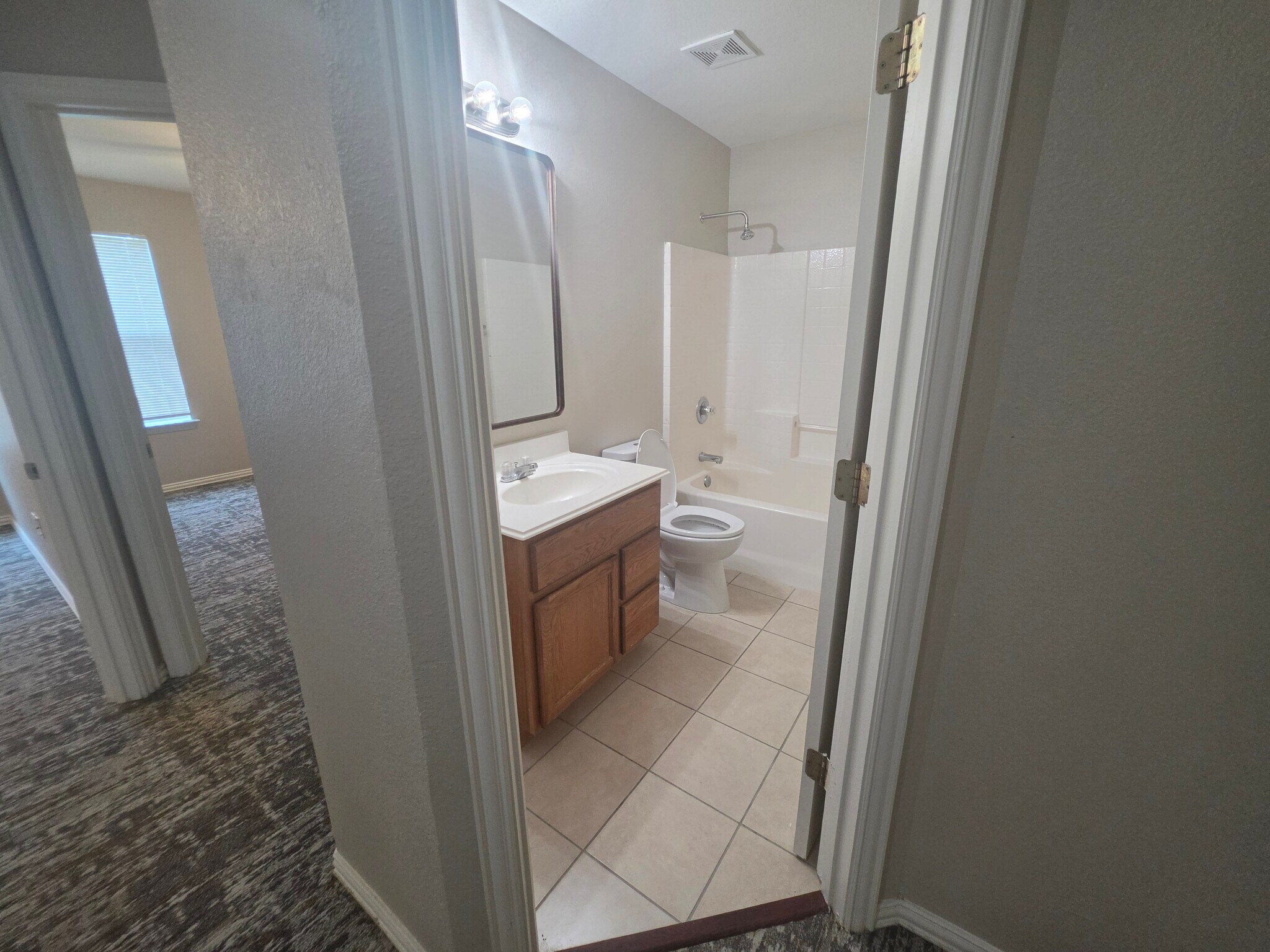Building Photo - Room in Duplex on Arbor Ave