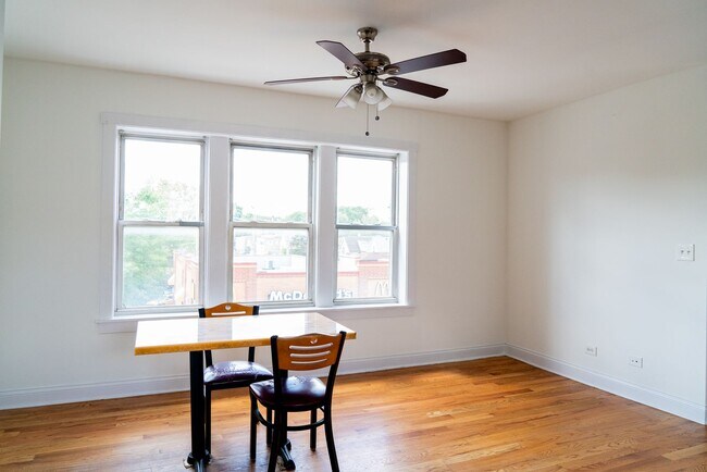 Building Photo - Albany Park - 2 Bed / 1 Bath - Central Heat - Dog Friendly