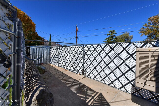 Building Photo - 3433 Clearview Ln