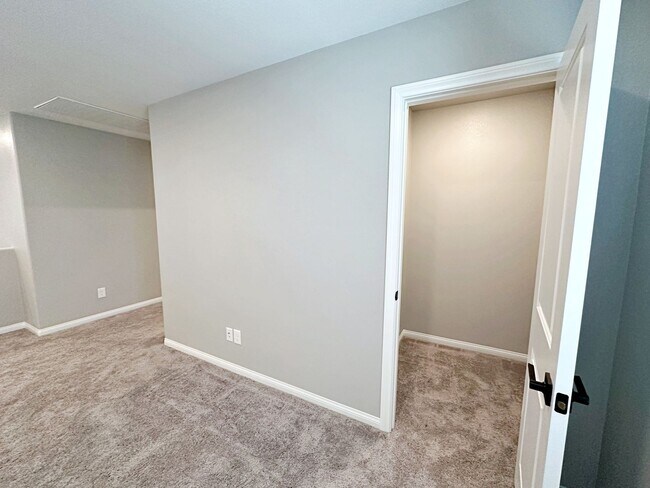 Building Photo - 4 BEDROOM + LOFT HOME IN GATED COMMUNITY