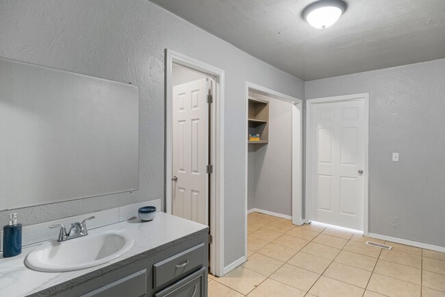 Building Photo - Beautiful 3 bed 2.5 bath home available fo...