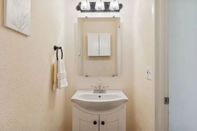 Building Photo - $2,350.00 - 4 Bedrooms, 2.5 Bathroom, Town...