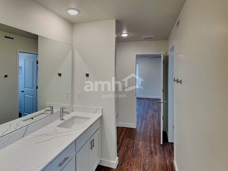 Building Photo - 8953 Wilroy Rd