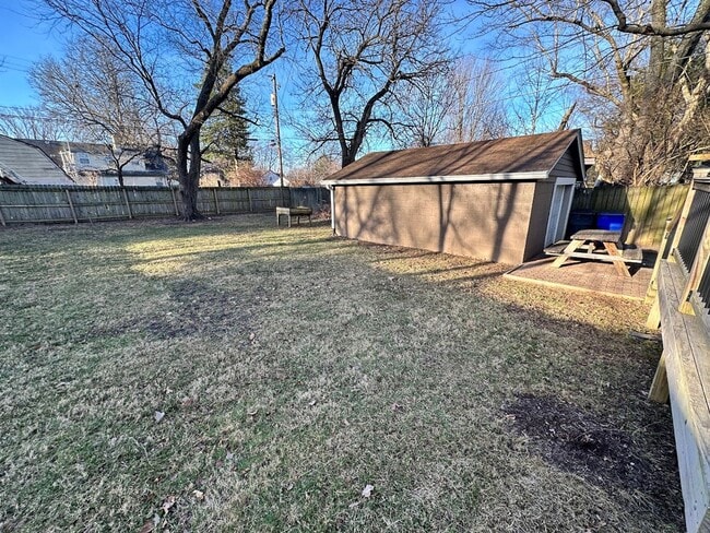 Building Photo - Beautiful House in Picadome! Off-Street Parking, W/D, Breakfast Bar, Deck, Fenced Backyard!