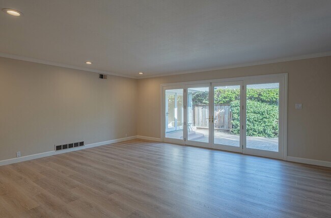 Building Photo - 509 Manor Dr