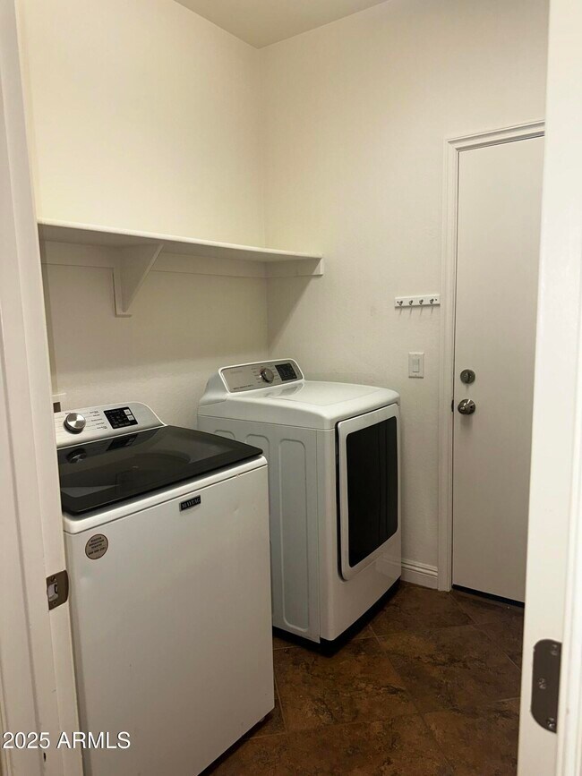 Building Photo - 1686 W Paisley Dr