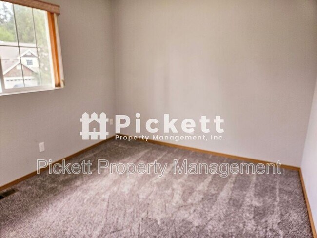 Building Photo - 2037 Gustaf St NE