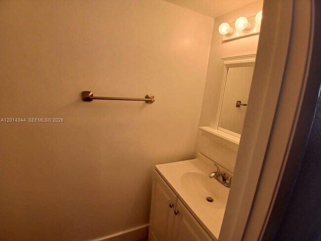 Building Photo - 15820 SW 91st Ct