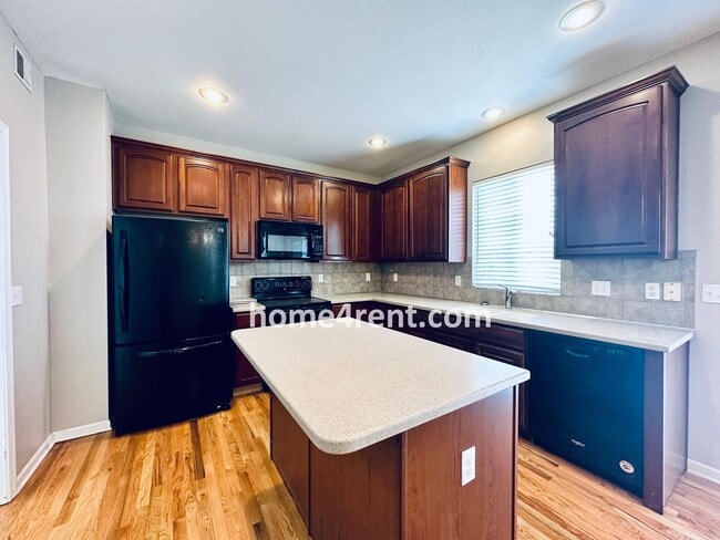 Building Photo - 8719 Dunraven St