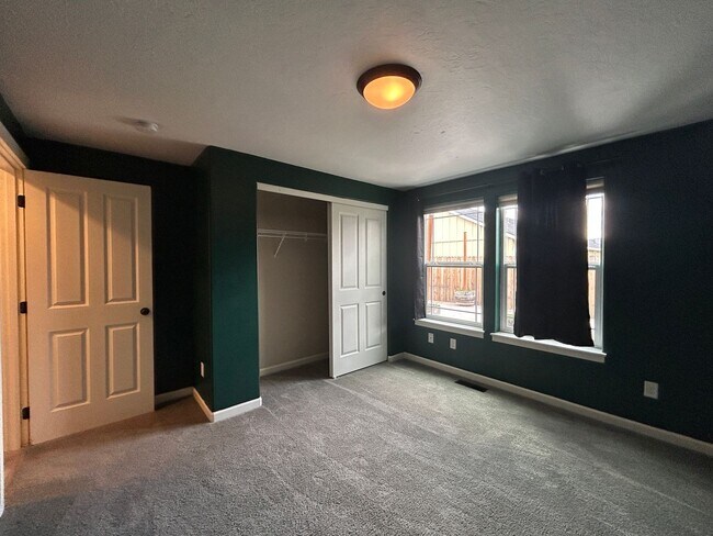 Building Photo - Corner Lot 3 Bed / 2 Bath Home with RV Parking – NW Redmond