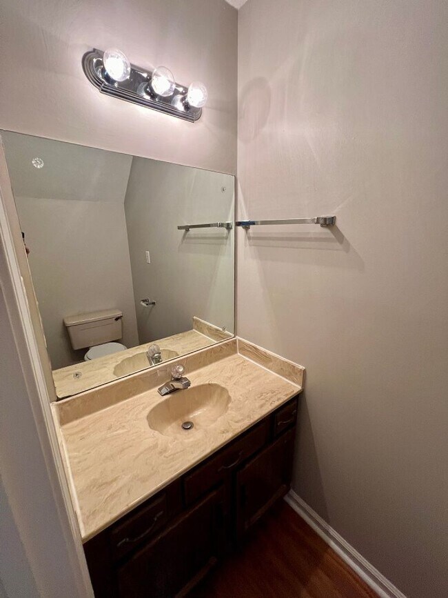 Building Photo - 860 Village Ct