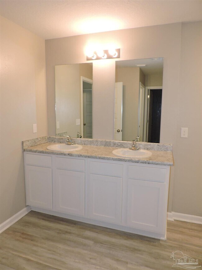 Building Photo - 5903 Laurel Oak Dr