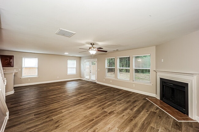 Building Photo - 2080 Valley Creek Dr