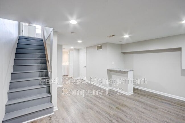 Building Photo - 2233 Graythorn Rd
