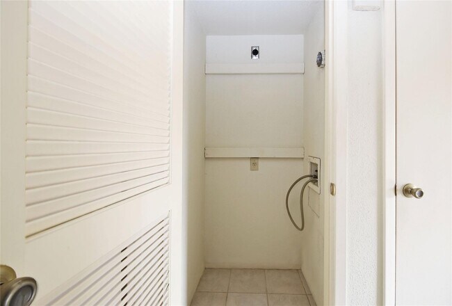 Building Photo - 6202 Skyline Dr