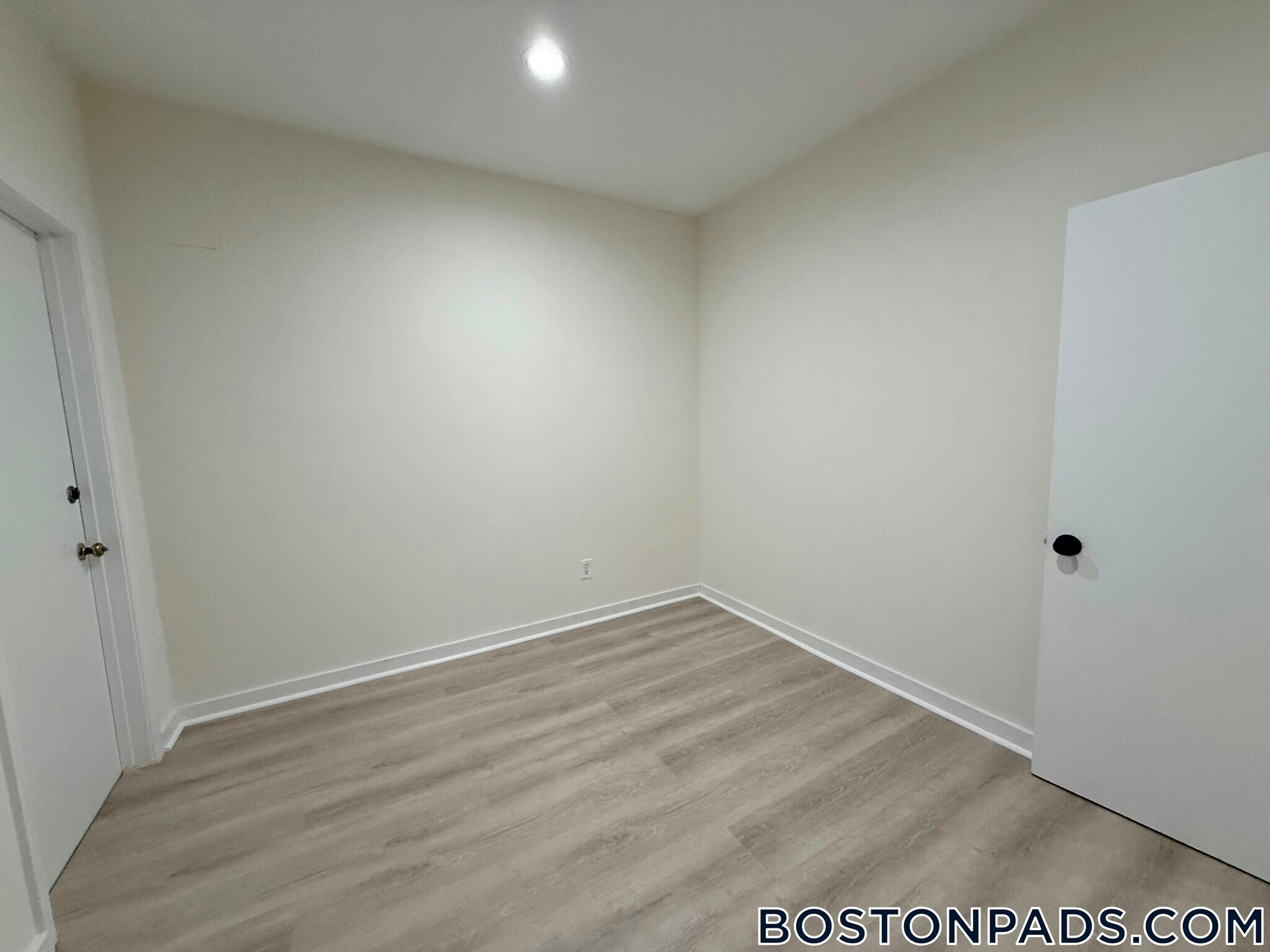 Building Photo - 452 Park Dr