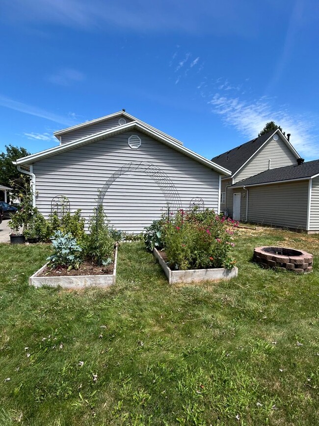 Building Photo - Utilities & Internet Included! 4 Bed 2.5 B...