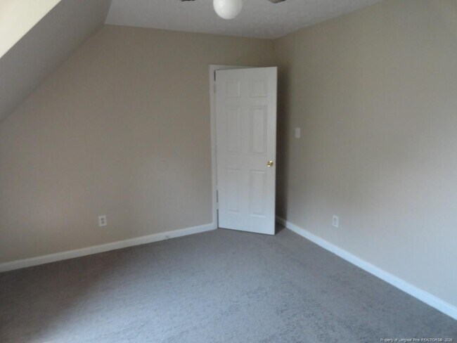 Building Photo - 593 Countrytown Dr