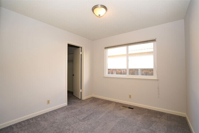 Building Photo - Beautiful Single Family Home in Desirable ...