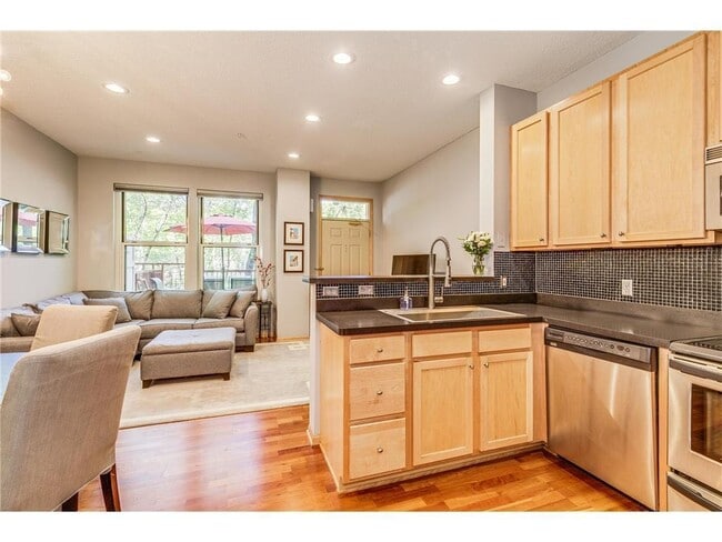 Building Photo - 560 N 2nd St