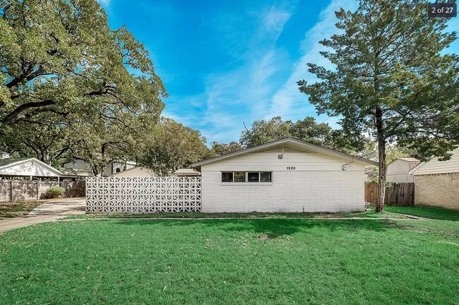 Building Photo - 1520 Sunnybrook Dr