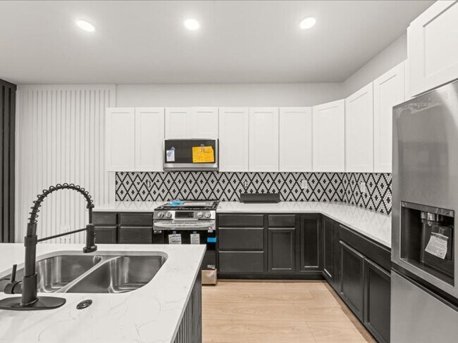 Building Photo - Knoxville 37914 - 3 bedroom, 3 bath stunning townhome apartment in Park City area of Knoxville - ...