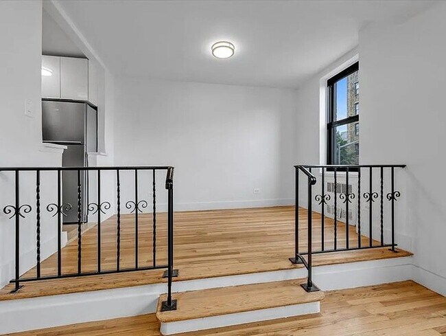 Building Photo - 411 E 26th St