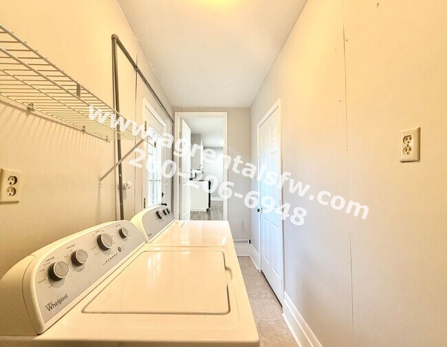 Building Photo - 3 Bedroom House