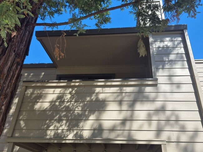 Building Photo - Move In Special! $500 Off First Month's Re...