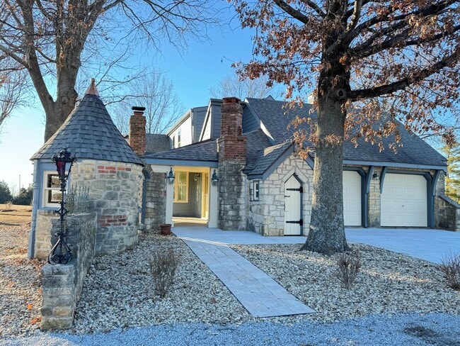 Building Photo - Luxury country rental 4x3 gated off black top!