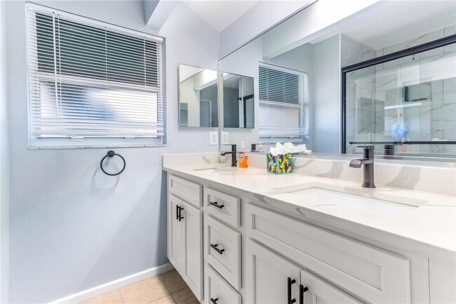 Building Photo - 824 Padua Ln