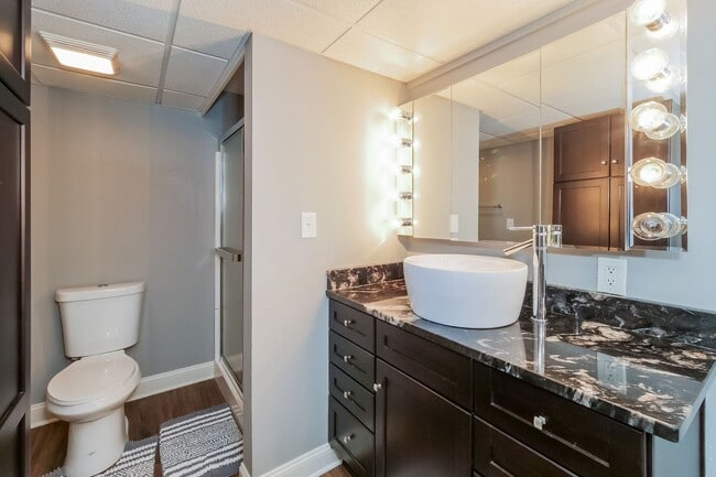 Building Photo - Beautiful Overland Park Townhome 2/3-Bed, 3.5-Bath - February move-in Special!!