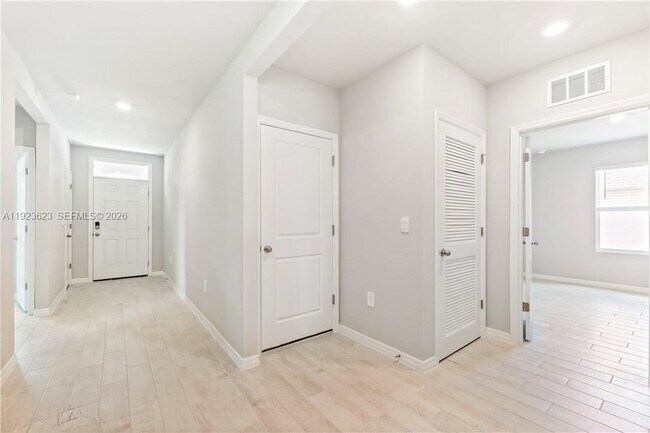 Building Photo - 3021 N Lakewood Rd