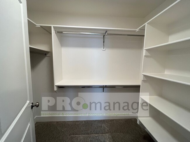 Building Photo - 3 Bed, 2 Bath Town Home w/ 2 Car Garage - ...