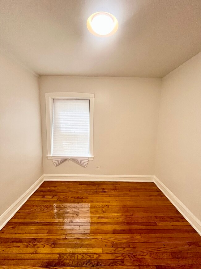 Building Photo - 1329 N Lorel Ave