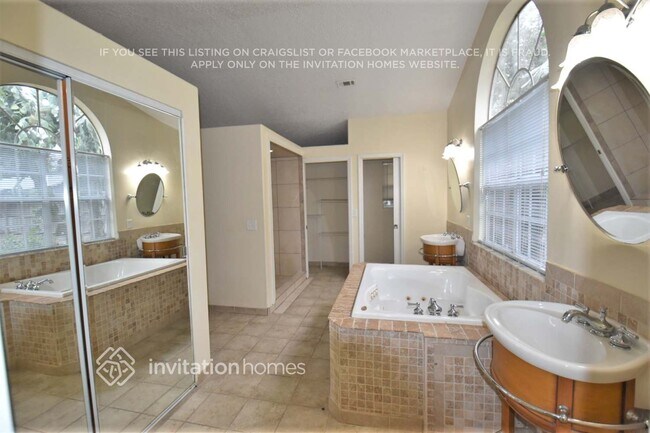 Building Photo - 15803 Oak Glen Way